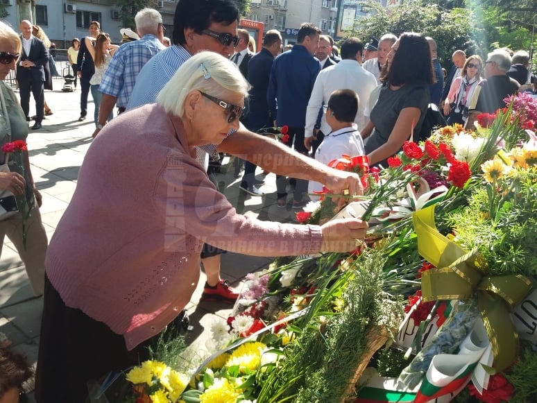 Цветя отрупаха паметника на 24-ти черноморски пехотен полк